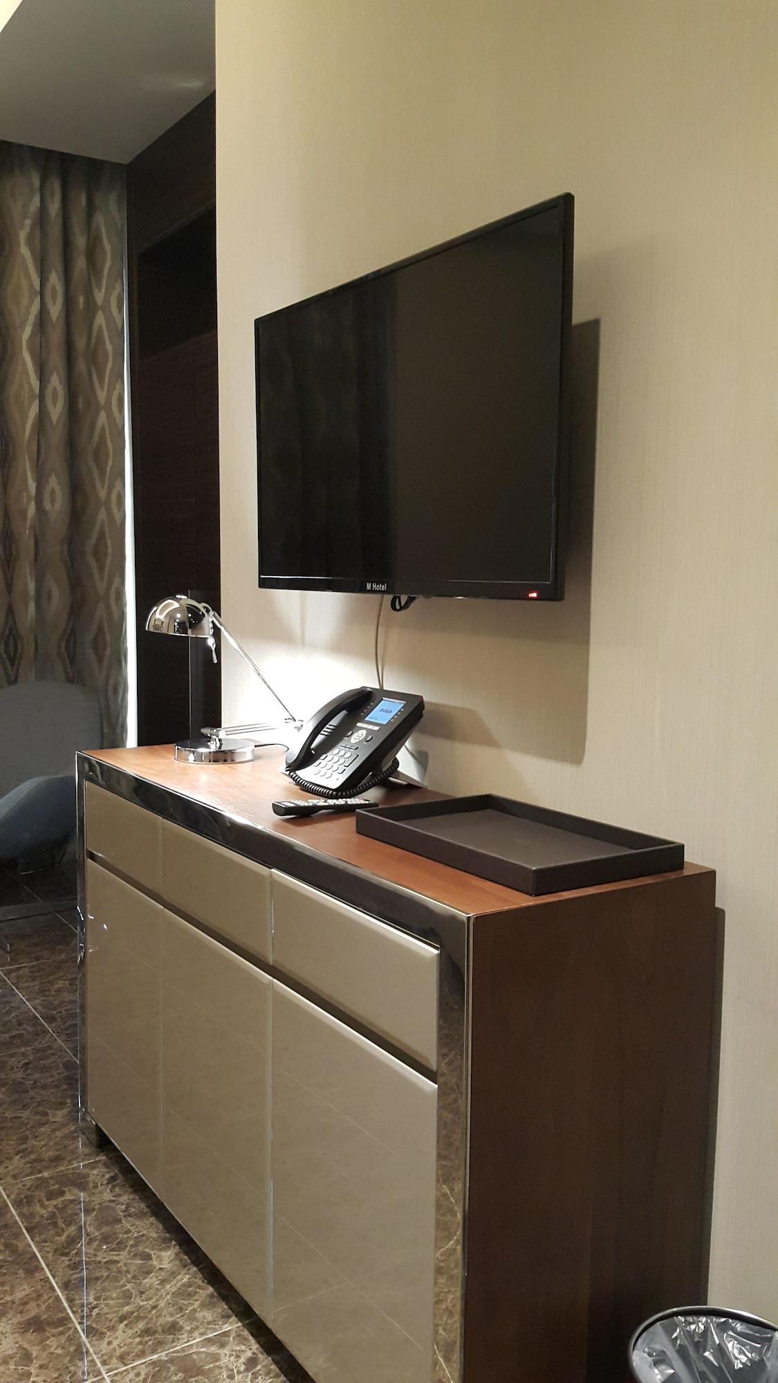 M Hotel Makkah By Millennium Mekka Exterior foto A television and telephone in a hotel room