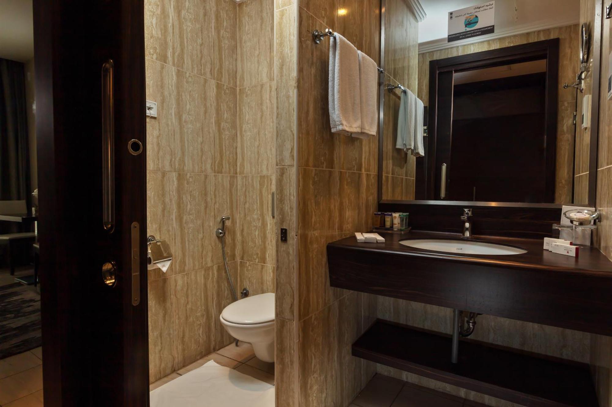 M Hotel Makkah By Millennium Mekka Exterior foto A bathroom at the hotel