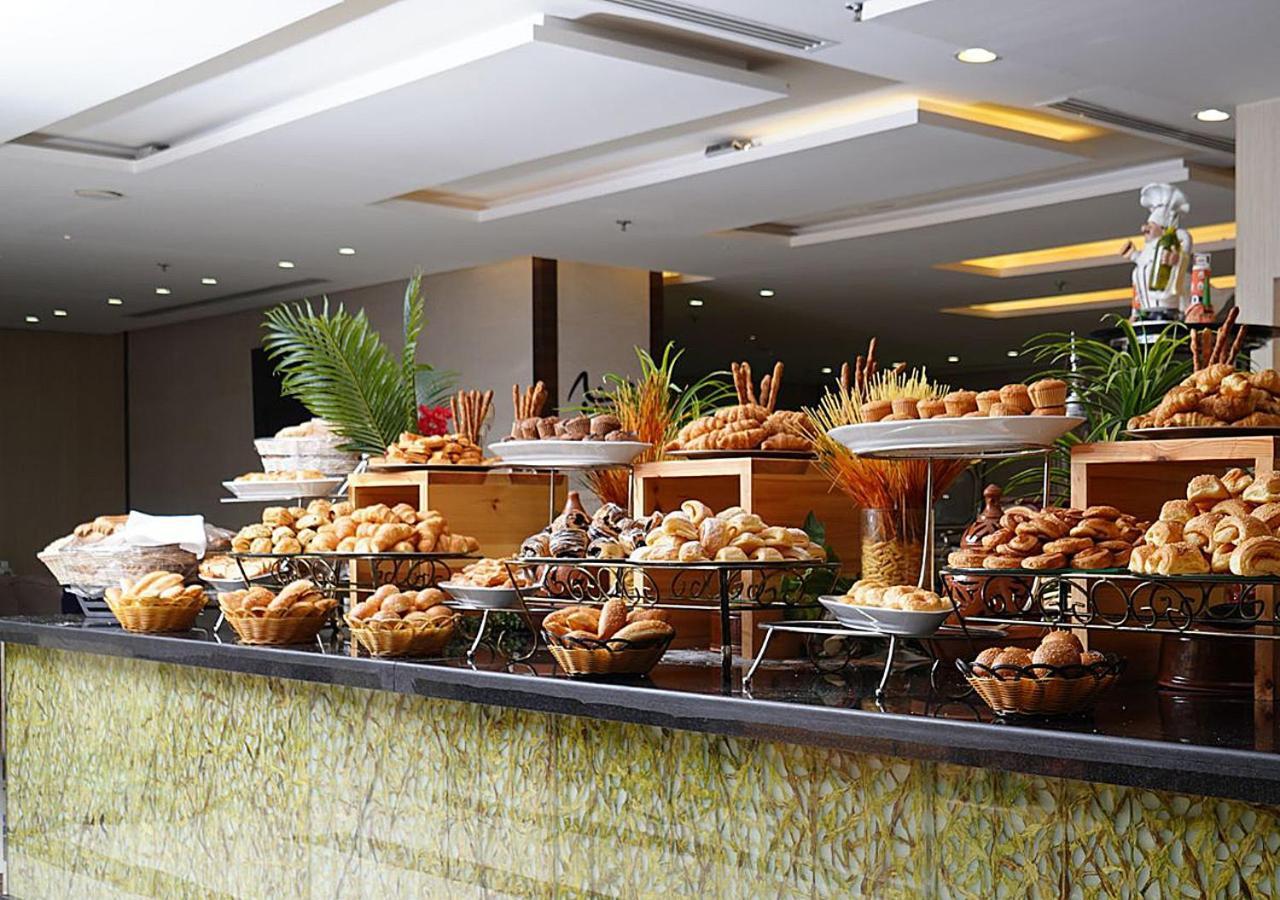 M Hotel Makkah By Millennium Mekka Exterior foto Breakfast buffet at the hotel