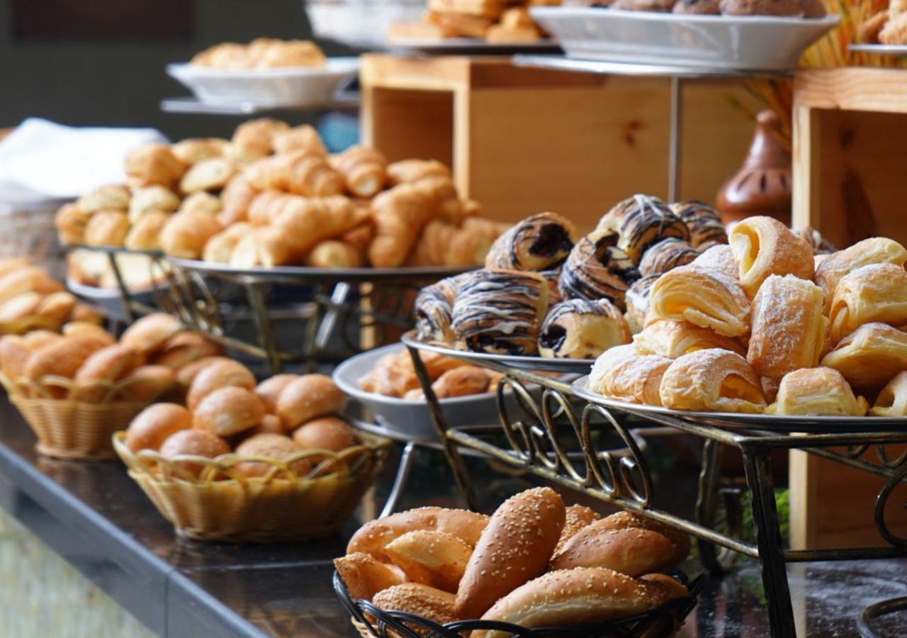 M Hotel Makkah By Millennium Mekka Exterior foto Various types of bread