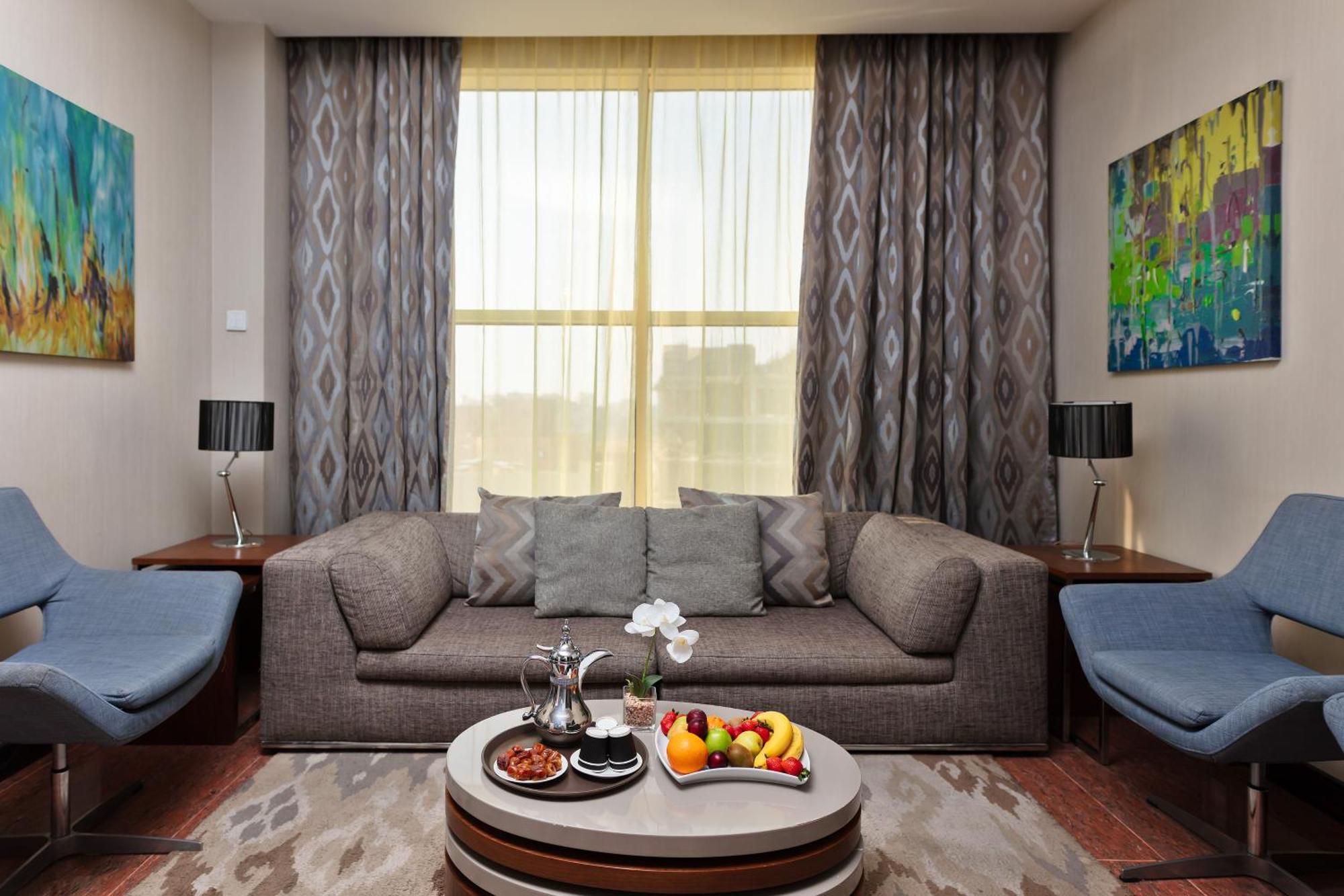 M Hotel Makkah By Millennium Mekka Exterior foto A living room in a hotel