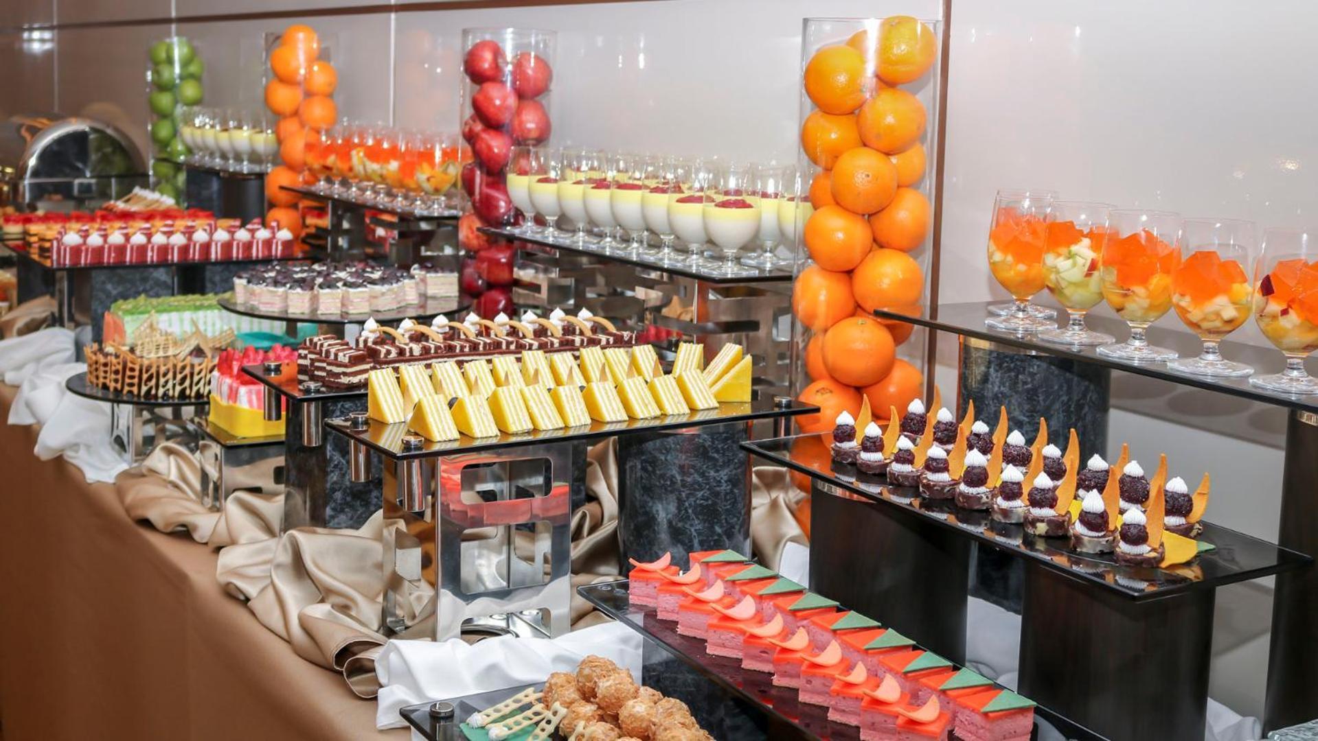M Hotel Makkah By Millennium Mekka Exterior foto A buffet at a luxury hotel