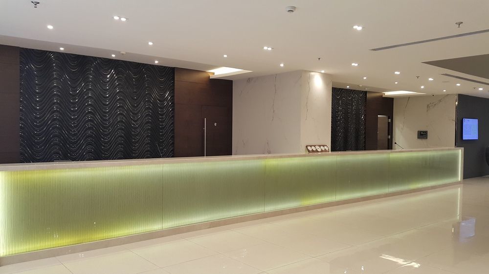 M Hotel Makkah By Millennium Mekka Exterior foto Reception desk