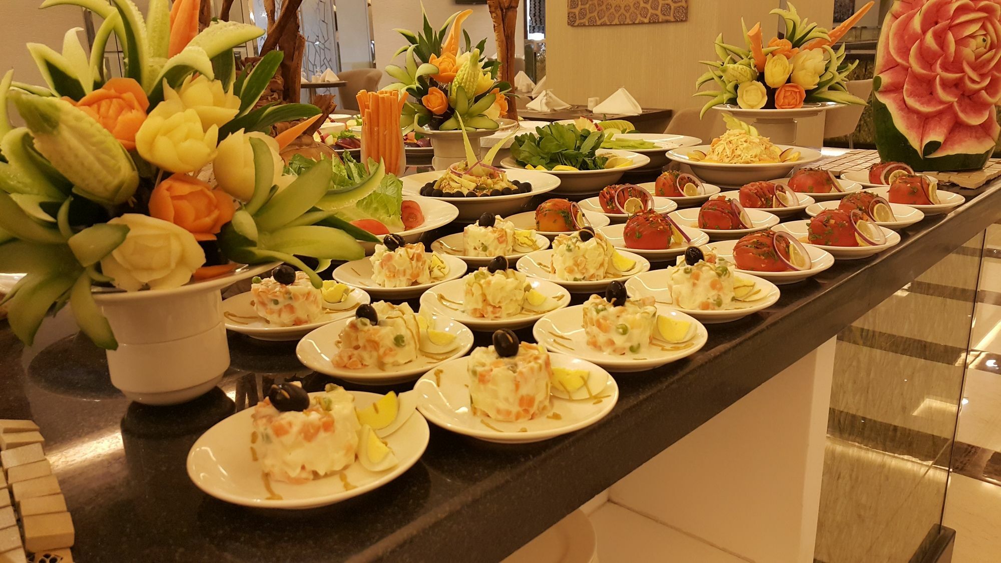 M Hotel Makkah By Millennium Mekka Exterior foto A buffet at a luxury hotel in Vietnam