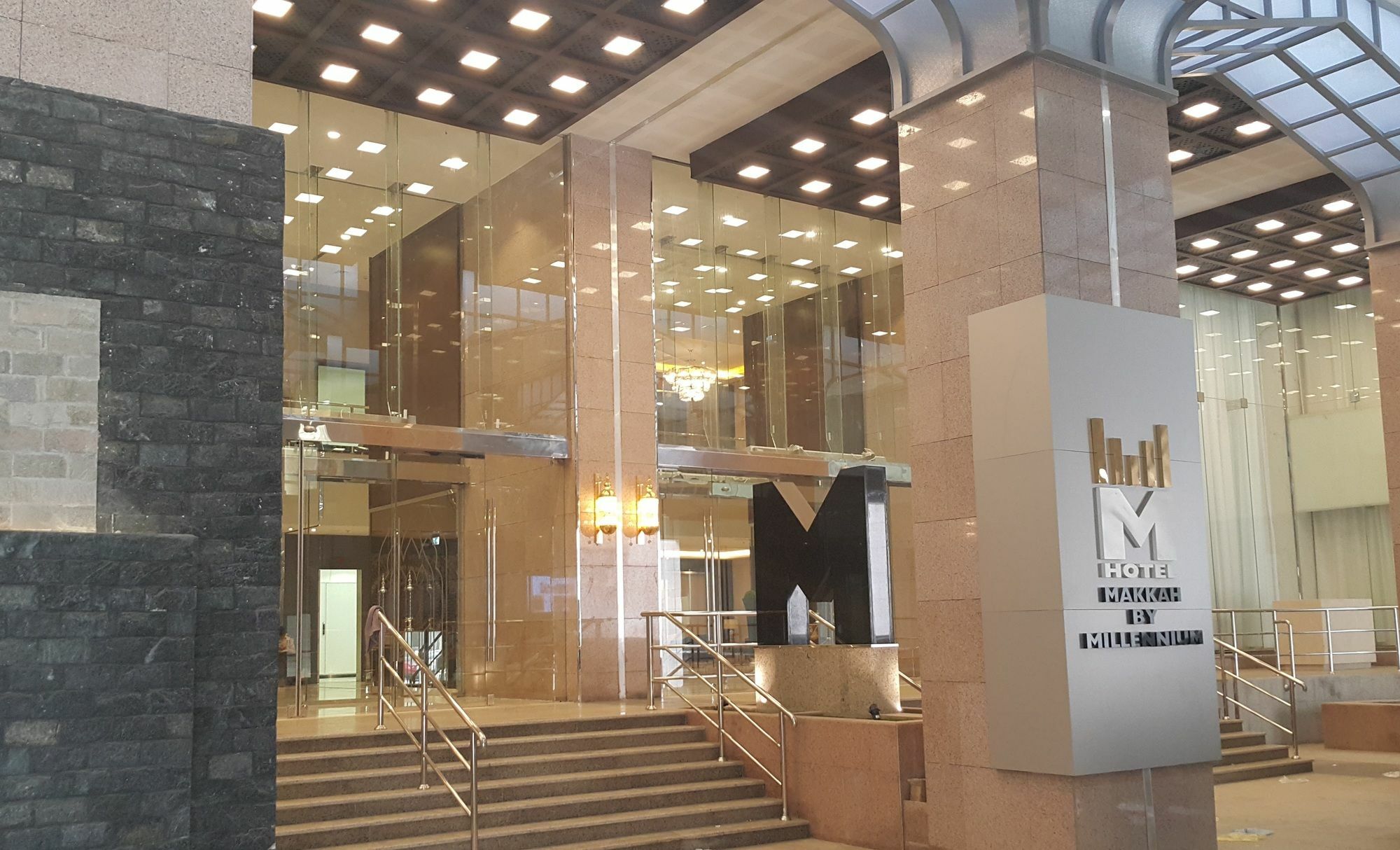 M Hotel Makkah By Millennium Mekka Exterior foto The hotel entrance